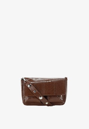 Braune glänzende Clutch aus Kunst-Schlangenhaut mit Vorderklappe und abnehmbarem Riemen, verziert mit silberfarbenen Metallnieten und Metallbeschlägen.