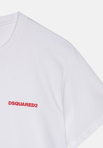 Biała bawełniana koszulka z okrągłym dekoltem, krótkimi rękawami i wyraźnym czerwonym haftowanym logo "DSQUARED2" nad lewą stroną klatki piersiowej.