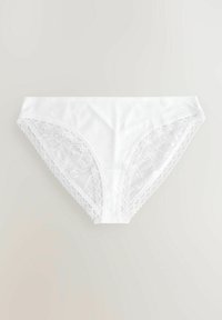 Witte katoenen slips met kantafwerking aan de zijkanten, met een gladde textuur en een middelhoge pasvorm, die de ingewikkelde kantdetails benadrukken.