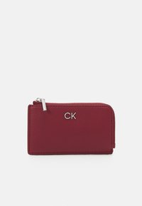 Calvin Klein DAILY ZIP CARDHOLDER CHAIN - Portofel - biking red