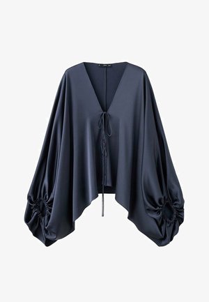Satenasta bluza temno mornarsko modre barve z globokim V-izrezom, zavezovanjem spredaj in volumnimi dolgimi nabranimi rokavi, ki ustvarjajo padajočo, preveliko silhueto.