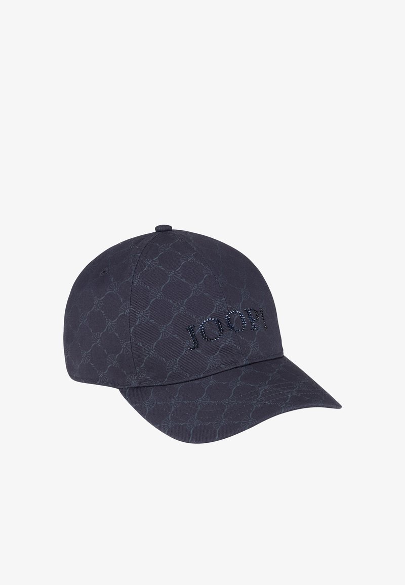 Navy pet met gebogen rand, gestructureerde stof met een patroon en het 'JOOP!' logo versierd met glinsterende strasssteentjes.