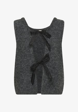 Grå stickad väst med rundad halsringning och öppen front, prydd med två svarta sammetsband för knäppning vid bröstet. Mjuk textur.