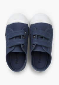 Tumed canvas kingad valge kummise toe kattega, kahte elastset rihma ja tikandite detailidega. Pehme sisetald ja tekstureeritud talla.