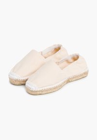 Espadrillas in tela beige con aperture elastiche, suola in juta e cuciture bianche lungo il bordo. Design piatto, con una superficie liscia.