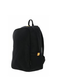 Sac à dos noir à texture lisse, design incurvé et fermeture éclair jaune en accent; équipé de bretelles rembourrées et d'une poche latérale pour le rangement.