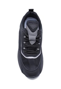 Chaussure de sport noire dotée d'une tige en maille, d'accents gris, d'une languette rembourrée et d'un système de laçage. Semelle en caoutchouc avec une adhérence texturée.