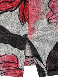 Blumenmusterstoff in Rot-, Grau- und Schwarztönen, mit einem strukturierten Strick und einer Mittelnaht, beinhaltet einen kleinen seitlichen Schlitz.