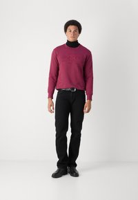 GANT TONAL SHIELD C NECK - Mikina - rich wine