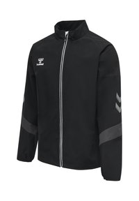 Zwarte sportjas met volledige ritssluiting aan de voorkant, hoge kraag, wit Hummel-logo op de borst en reflecterende chevron-strepen op de mouwen.