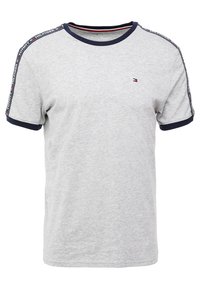 Graues Baumwoll-T-Shirt mit navyblauem Kragen und Bündchen. Mit Logo-Streifen entlang der Ärmeln. Kurze Ärmel und lockere Passform.