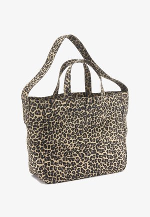 Tote bag met panterprint gemaakt van stof, met twee korte handvatten en een stevige body. Kleurenschema omvat beige en zwart.