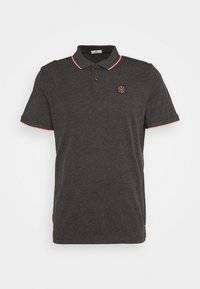Polo shirt gris charbon avec des bordures corail au col et aux manches, arborant un petit logo brodé sur la poitrine gauche.