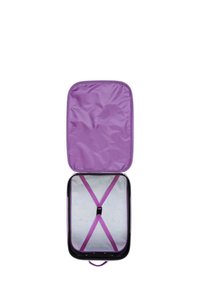 Maleta rígida de color púrpura con un exterior brillante. En su interior cuenta con un forro de patrón claro y correas ajustables para asegurar el contenido.