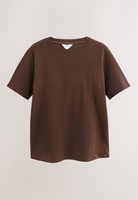 Braunes Umstands-T-Shirt mit kurzen Ärmeln und Rundhalsausschnitt, vor hellem, einfarbigem Hintergrund gezeigt.