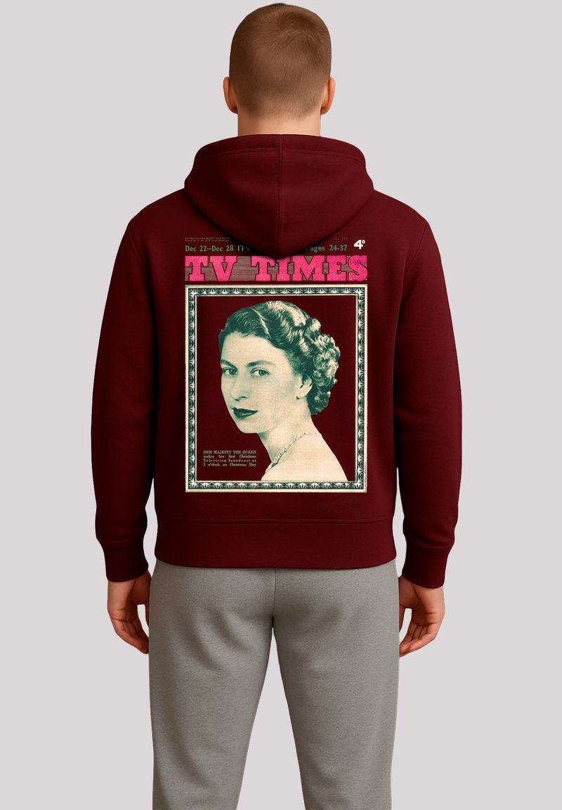 Bordeauxroter Kapuzenpullover mit einem großen Grafikdruck eines Vintage-Zeitschriftencovers, das ein Porträt, einen dekorativen Rahmen und Textdetails zeigt.