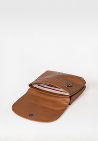 Braune Lederhandtasche mit Klappe und Knopfverschluss. Verfügt über ein rot gefüttertes Innenfach, eine glatte Textur und rechteckige Form.
