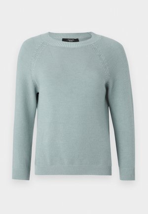 Pull en tricot bleu clair avec de longues manches raglan, un col et des poignets côtelés, et un motif texturé sur l'ensemble.