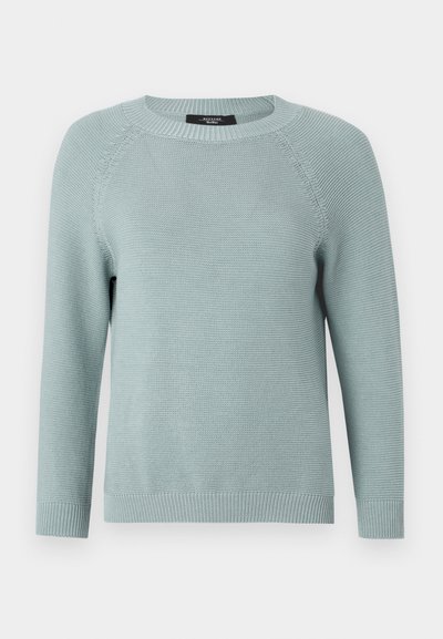 Pulover tricotat de culoare albastru deschis, cu mâneci raglan lungi, guler și manșete riglate, și un model de țesătură texturată pe întreaga suprafață.