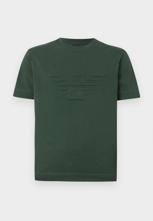 Temno zelena bombažna majica s kratkimi rokavi, na prsih prišiti logotip orla in inicialki "GA" na sredini.