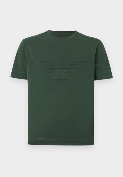 Σκούρο πράσινο βαμβακερό t-shirt με κοντά μ ανίκια, με κεντημένο λογότυπο αετού και τα αρχικά "GA" στο κέντρο του στήθους.