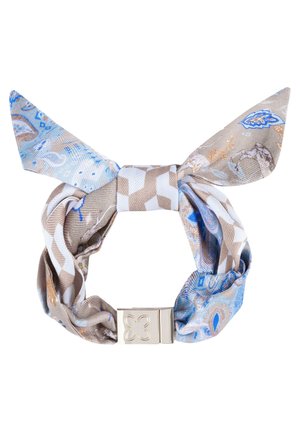 Stof scrunchie armband met een beige, blauwe en witte bloemige en geometrische print en een zilverkleurige vlindervormige sluiting.