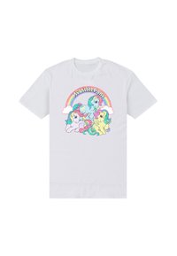 Bílé bavlněné tričko s barevným potiskem čtyř karikovaných poníků pod duhou a nápisem "My Little Pony" v tučném písmu.