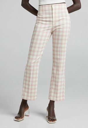 Hooggewaiste geruite broek in ivoor met roze en rode ruiten, op maat gemaakt fit en een gladde textuur. Gekocht in combinatie met doorzichtige sandalen met hakken.
