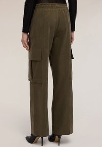 Pantalones cargo verde oliva con un corte relajado, cintura elástica y dos grandes bolsillos laterales. Fabricados con una tela suave y de textura lisa.