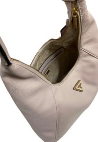 Borsa a spalla in pelle rosa con finitura texture, hardware dorato e chiusura con zip. Interno foderato con una piccola tasca con zip.