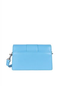 Borsa a tracolla in pelle di colore azzurro chiaro con forma rettangolare, dotata di una chiusura a pattina con dettagli di cucitura e una tracolla rimovibile.