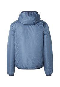 Blå, lett, isolert jakke med hette. Har elastiske mansjetter og kant, glatt tekstur, og ingen synlig metallbeslag. Bakfra.