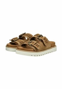 Sandali slide in suede marrone con doppie cinghie a fibbia, design open toe e suola in gomma bianca con battistrada testurizzato per una buona presa.