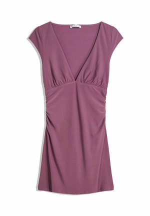 Lila kratka obleka s kratkimi rokavi, globokim V-izrezom in nabranimi detajli pod prsi ter ob pasu.