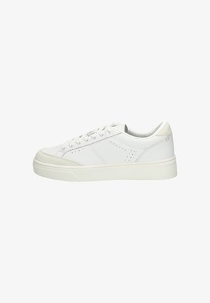 Lage witte leren sneaker met vetersluiting, geperforeerde details en "CRUYFF"-merkopdruk op de zijkant, tegen een effen achtergrond.