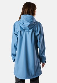 Giacca impermeabile blu con cappuccio, maniche lunghe e vestibilità rilassata. Tessuto liscio con cuciture minime e orlo posteriore più lungo.