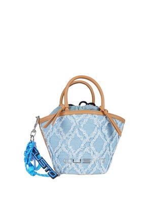 Borsa a mano in denim azzurro con manici color cuoio, motivo a rombi in rilievo, etichetta blu Custo e portachiavi in corda blu sul lato.