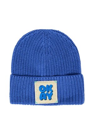 Berretto lavorato a maglia blu con risvolto, caratterizzato da una patch color crema ricamata con la parola "OKAY" in grandi lettere blu.