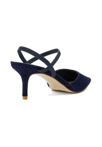 Marineblauwe suède slingback schoen met een scherpe neus, voorzien van gekruiste banden en een middelhoge hak. Gladde textuur met een contrasterende zooldetail.