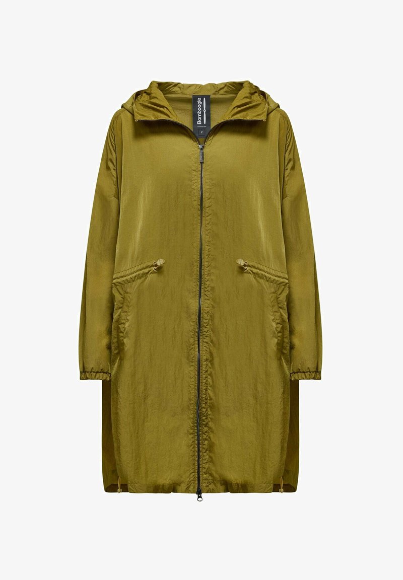 Giacca leggera verde oliva con cappuccio, cerniera frontale completa, due tasche laterali e polsini elasticizzati. Tessuto liscio con una vestibilità rilassata.