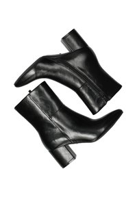 Černé kožené kotníkové boty s špičatou špičkou a blokovým podpatkem. Obsahují boční zip a hladký povrch s jemnými švy.