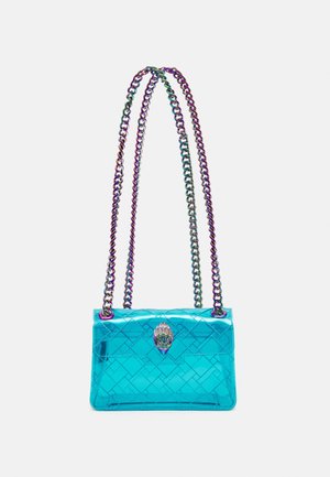 Kleine glanzende turquoise handtas met doorgestikt patroon, decoratieve sluiting en lange iriserende metalen kettingriemen.