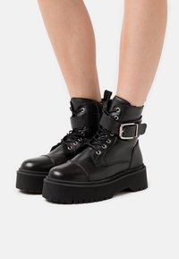 Zign Botines con plataforma - black