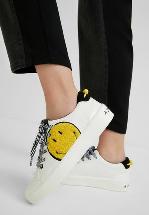 Trainers - white