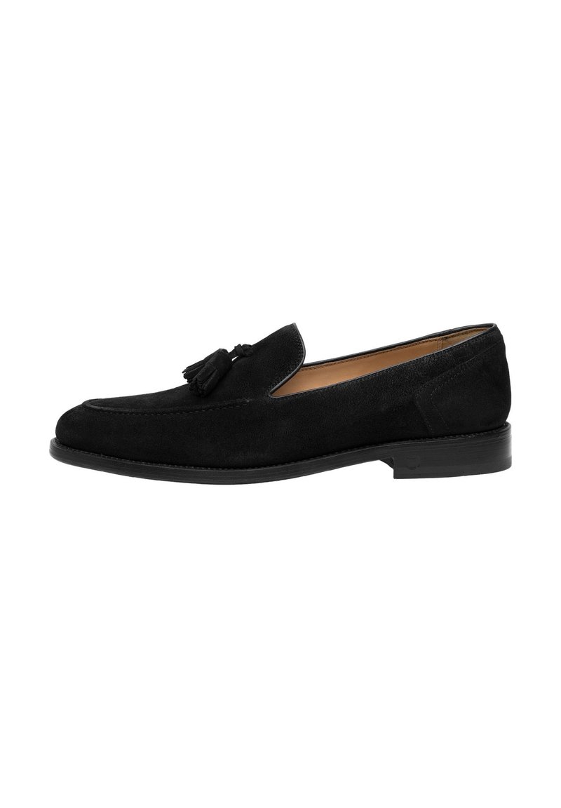 Zwarte suède loafers met een gladde afwerking, voorzien van een decoratieve franjer aan de voorkant en een lage rubberen zool voor comfort.