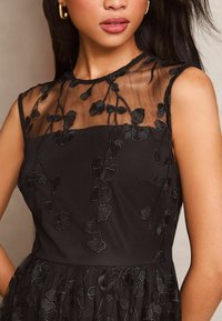 Lipsy REGULAR FIT  3D FLORAL MESH PROM  - Dienas kleita - black