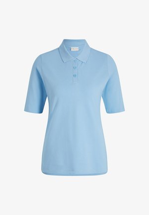Jasnoniebieska koszulka polo z pliską na trzy guziki i krótkimi rękawami, zestawiona z granatowymi szortami. Mieszanka bawełny, gładka faktura, casualowy design.
