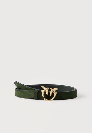 Ceinture en cuir vert foncé avec une petite boucle en or représentant deux oiseaux détaillés se faisant face.