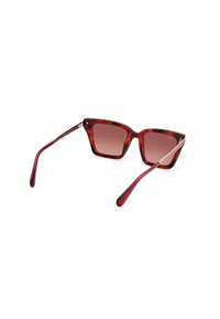 Gafas de sol tortuga marrón con montura cuadrada, lentes degradados y acentos metálicos en las patillas. Textura suave, acabado brillante.