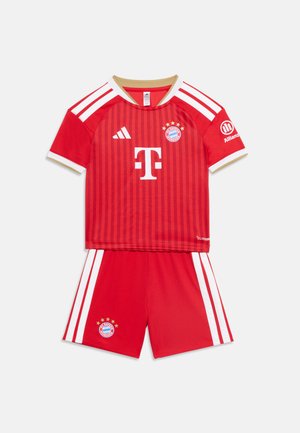 Rødt FC Bayern München fodboldudstyr med kortærmet Adidas-trøje og shorts, hvide striber, klub- og sponsormærker på front og ærme.